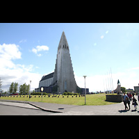 Reykjavk, Hallgrmskirkja, Ansicht des Platzes mit Kirche von der Eirksgata aus