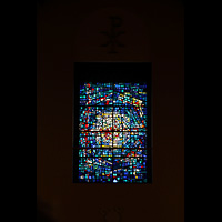 Sklholt, Skholtskirkja, Buntglasfenster in der Rckwand