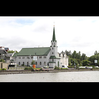 Reykjavk, Frkirkja, Ansicht ber den Reykjavkurtjrn (Rathaussee) zur Kirche