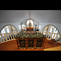 Hafnarfjrur, Kirkja, Blick ber den Spieltisch der Emporenorgel in die Kirche