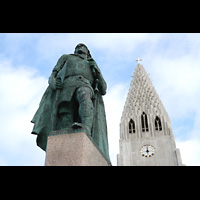 Reykjavk, Hallgrmskirkja, Skulptur von Leifur Eirksson (Wikinger, Entdecker Amerikas) vor dem Turm