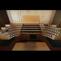 Reykjavk, Hallgrmskirkja, Mechanischer Spieltisch in der Mitte der Orgel