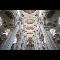 Passau, Dom St. Stephan, Deckengewölbe und Blick zur Orgel