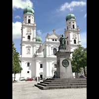 Passau, Dom St. Stephan, Domplatz mit Denkmal des bayerischen Königs Maximilian I. (1824) und Dom