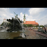 Berlin, St. Marienkirche, Neptunbrunnen auf dem Alexanderplatz mit Marienkirche