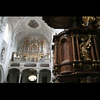 Landsberg am Lech, Stadtpfarrkirche Mari-Himmelfahrt, Kanzel und Orgel
