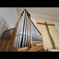 Berlin, Evangelisch-methodistische Erlöserkirche Tegel, Orgel mit Kreuz
