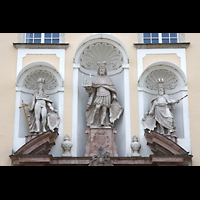 Kremsm�nster, Stiftskirche, Figuren am Durchgang �berm Spindlerturm