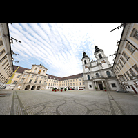 Kremsm�nster, Stiftskirche, Innenhof mit Spindlerturm (links) und Stiftskirche