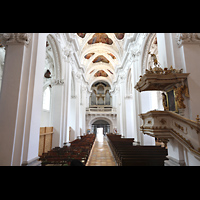 Kremsm�nster, Stiftskirche, Innenraum mit Kanzel  in Richtung Orgel