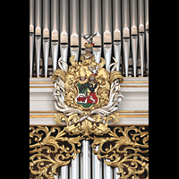 Kremsm�nster, Stiftskirche, Prospektdetail - verziertes Wappen in der Proepsktmitte