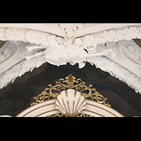 Kremsm�nster, Stiftskirche, Geige und Blasinstrumente �ber der Orgel an der Decke