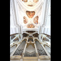Kremsm�nster, Stiftskirche, Orgel mit Blick ins Gew�lbe perspektivisch