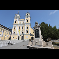 Mondsee, Basilika St. Michael, Ansicht von Westen - Fassade und Brunnen F�rstin Ignazia von Wrede
