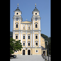 Mondsee, Basilika St. Michael, Doppelturmfassade von Westen vom Wredeplatz