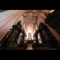 Mondsee, Basilika St. Michael, Innenraum in Richtung Chor