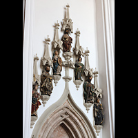 Mondsee, Basilika St. Michael, Figuren im Chorraum
