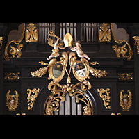 Mondsee, Basilika St. Michael, Ornamentenschmuck mit Wappen in der Prospektmitte