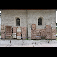 Salzburg, Stiftskirche St. Peter, Gedenksteine an der S�dwestfassade