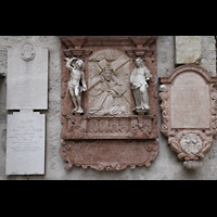 Salzburg, Stiftskirche St. Peter, Grabsteine an der Kirchen-Au�enmauer