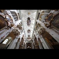 Salzburg, Stiftskirche St. Peter, Blick ins Hauptschiffgew�lbe, zur F�rstenloge neben der Chororgel und zur Hauptorgel