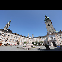 Salzburg, Stiftskirche St. Peter, Abteihof mit Petrusbrunnen und Erzabtei - hinten der Dom