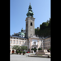 Salzburg, Stiftskirche St. Peter, Abteihof mit Blick auf Turm und Kuppel und zum Festungsberg