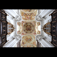 St. Florian, Stiftskirche, Beide Chororgeln mit Blick ins Gewlbe und in die Kuppel