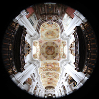 St. Florian, Stiftskirche, Gesamter Innenraum, Blick unterhalb der Kuppel nach oben