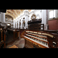 St. Florian, Stiftskirche, Spieltisch der Chororgeln mit Blick zur Hauptorgel