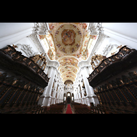 St. Florian, Stiftskirche, Blick vom Altar auf beide Chororgeln und zur Hauptorgel