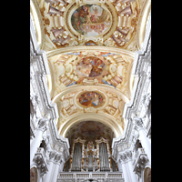 St. Florian, Stiftskirche, Hauptorgel mit Blick ins Gewlbe