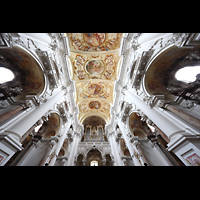 St. Florian, Stiftskirche, Hauptorgel mit Blick ins Gewlbe