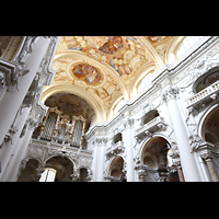 St. Florian, Stiftskirche, Seitlicher Blick zur Hauptorgel und ins Gewlbe