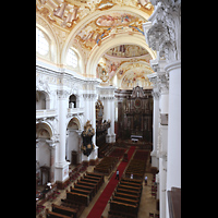 St. Florian, Stiftskirche, Seitlicher Blick von der Hauptorgelempore in die Kirche