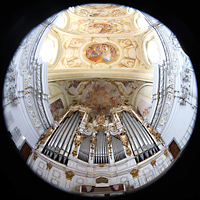 St. Florian, Stiftskirche, Hauiptorgel mit Spieltisch und Blick ins Gewlbe