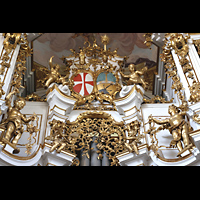 St. Florian, Stiftskirche, Wappen und Figurenschmuck im mittleren Prospektteil