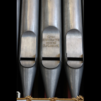 St. Florian, Stiftskirche, Prinzipalbass 32' miit Gravur imn linken Pedalturm