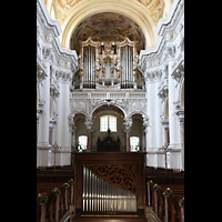 St. Florian, Stiftskirche, Prozessionsorgel aus dem 17. Jh. und Hauptorgel