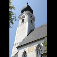 St. Georgen im Attergau, Pfarrkirche St. Georgen, Turm mit Sonnenuhr von S�dosten