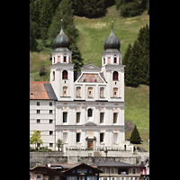 Disentis, Benediktinerkloster, Klosterkirche St. Martin, Fassade der klosterkirche von S�den