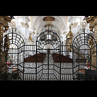 Disentis, Benediktinerkloster, Klosterkirche St. Martin, Blick vom Altar im Chorraum in die Kirche und zur Hauptorgel