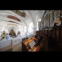 Disentis, Benediktinerkloster, Klosterkirche St. Martin, Spieltisch und Hauptorgel seitlich