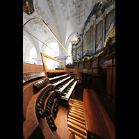 Disentis, Benediktinerkloster, Klosterkirche St. Martin, Spieltisch und Hauptorgel seitlich