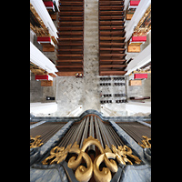 Disentis, Benediktinerkloster, Klosterkirche St. Martin, Blick entlang der R�ckpositiv-Prospektpfeifen nach unten in die Kirche