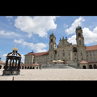 Einsiedeln, Benediktinerabtei, Klosterplatz mit Marienbrunnen un Blick auf die Westfassade der Abteikirche