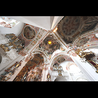 Einsiedeln, Benediktinerabtei, Blick entlang eines Vierungspfeilers nach oben auf Marienorgel (li) und Mauritiusorgel (re)