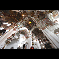 Einsiedeln, Benediktinerabtei, Blick entlang eines Vierungspfeilers nach oben auf Mauritiusorgel und zur Gnadenkapelle