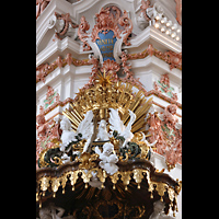 Einsiedeln, Benediktinerabtei, Figuren und vergoldetes Schnitzwerk auf dem Kanzeldeckel