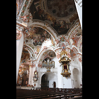 Einsiedeln, Benediktinerabtei, Seitlicher Blick auf Kanzel und Mauritiusorgel